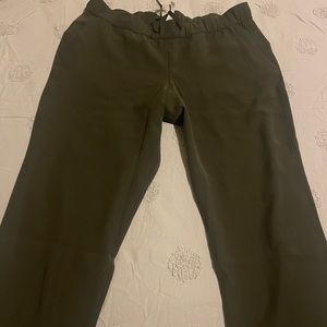 Lululemon on the fly pant size 12 olive green color BNWOT
